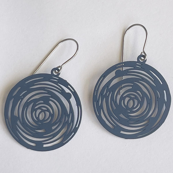 ‘Tori’ in navy
