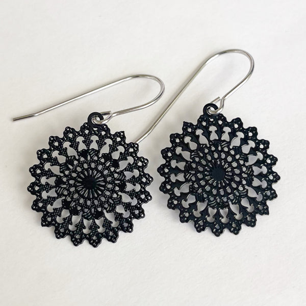 ‘Scarlett’ in black
