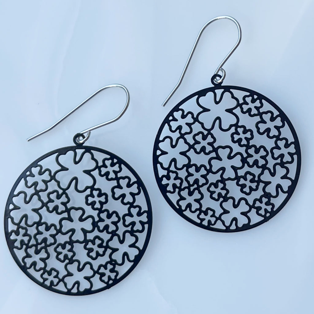 ‘Clover’ in black