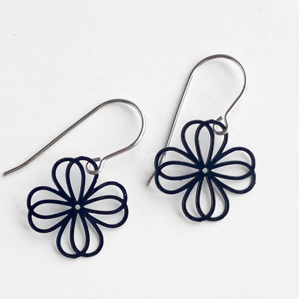 ‘Nelly’ in black