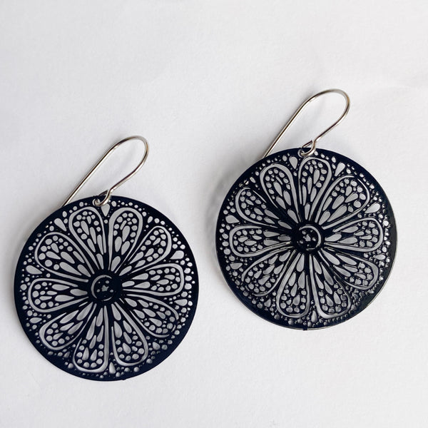 ‘Isla’ in black