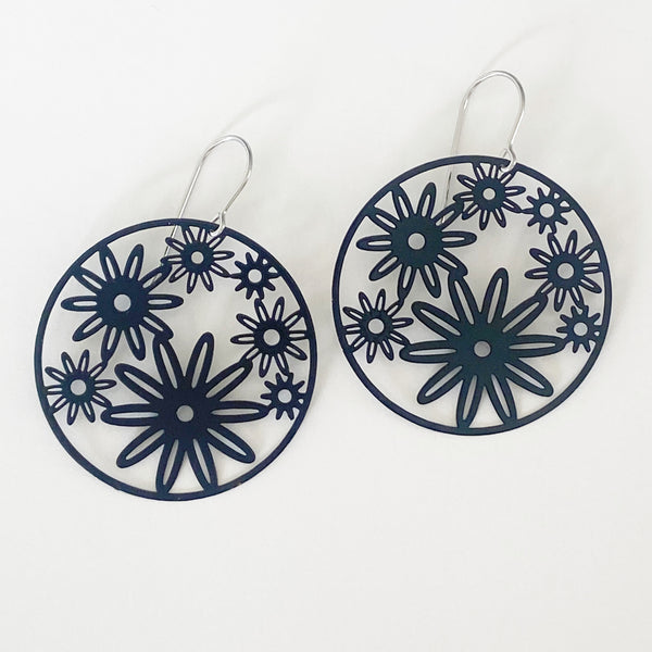 ‘Zinnia’ in black