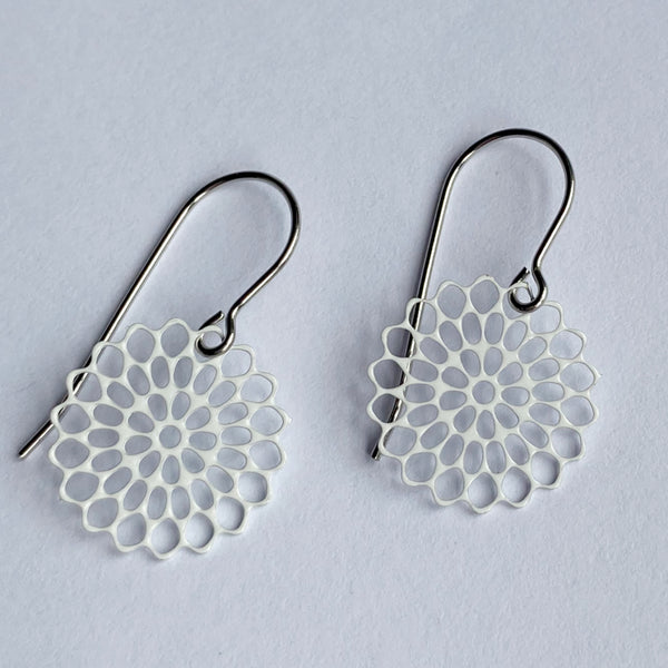 ‘Forget-me-nots’ in white